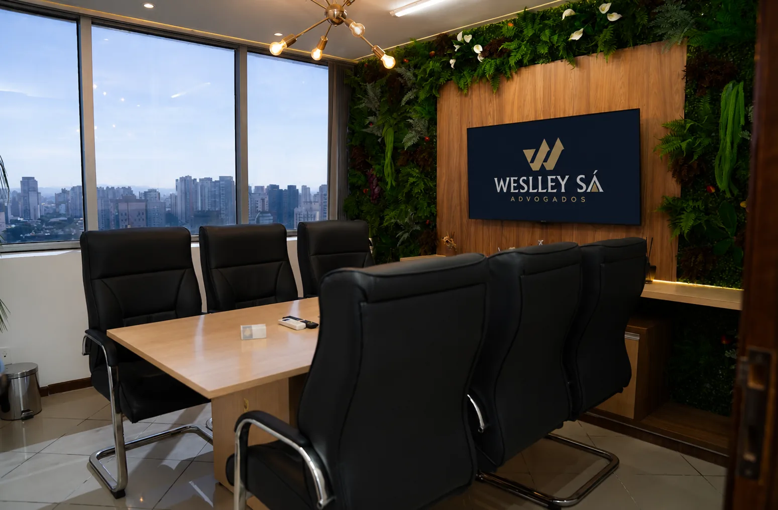 Sala de reuniões do escritório Weslley Sá Advogados, com vista da cidade de São Paulo